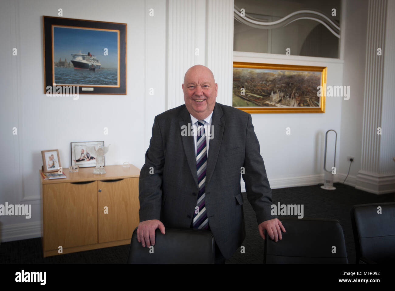 Der Bürgermeister von Liverpool, Cllr Joe Anderson, dargestellt in das Büro des Bürgermeisters innerhalb der Cunard Building in Liverpool. Stockfoto