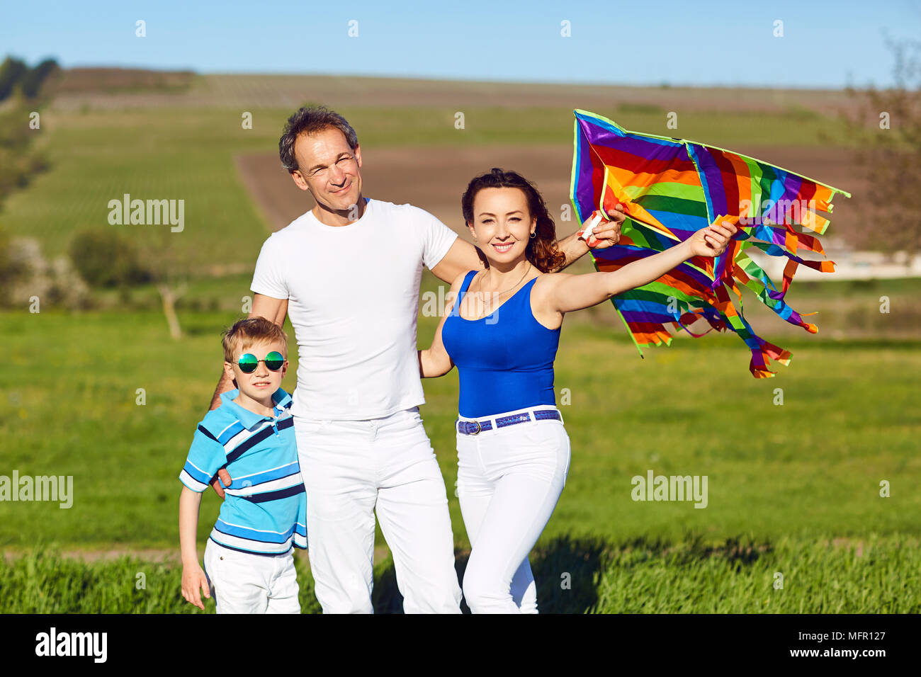 Glückliche Familie mit einem Drachen auf die Natur im Frühling, Sommer. Stockfoto