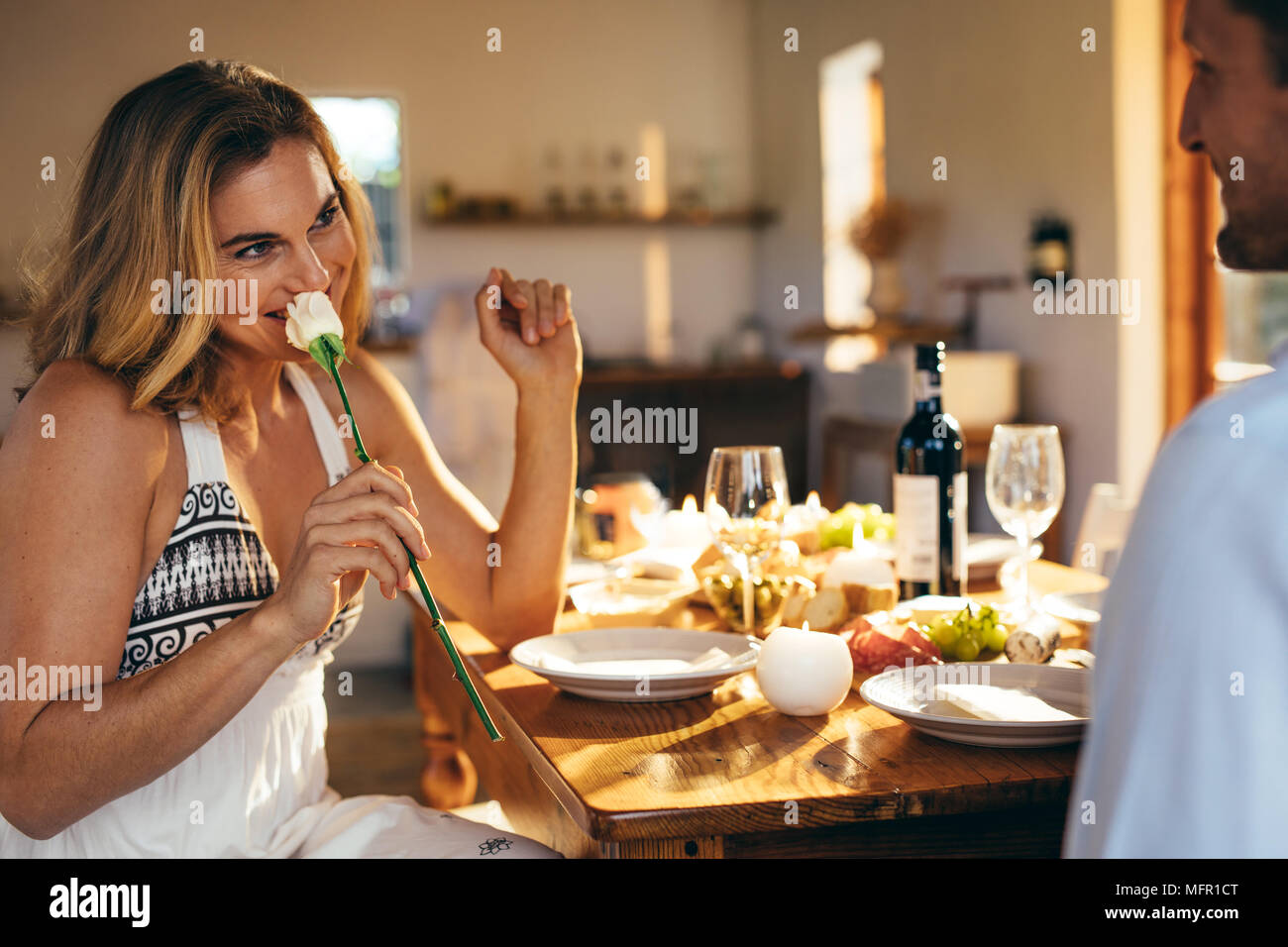 Romantische Junge Ehepaar Am Esstisch Drinnen Sitzen Junges Paar