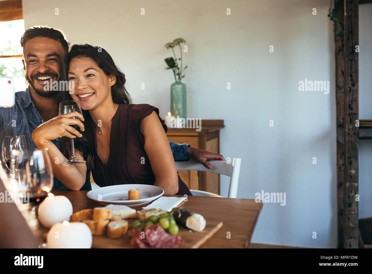 Junges Paar Dinner Party Mit Freunden Zu Hause Und Unter Selfie Freunde Zum Abendessen Geniessen Stockfotografie Alamy