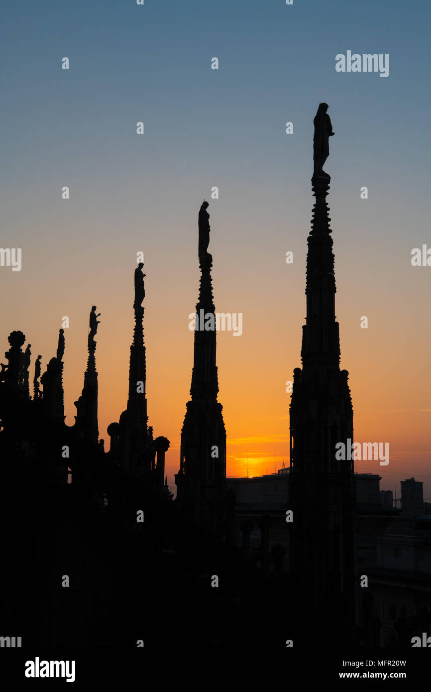 Mailand, Italien - 25 April 2018: Die Sonne hinter die Türme des Doms, der Duomo di Milano. Stockfoto