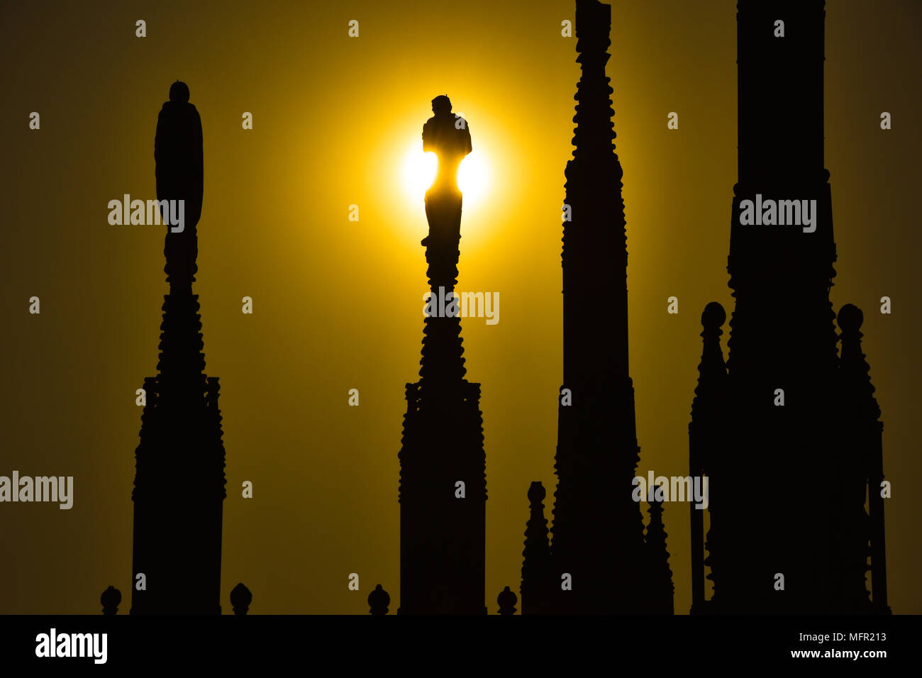 Mailand, Italien - 25 April 2018: Die Sonne hinter die Türme des Doms, der Duomo di Milano. Stockfoto