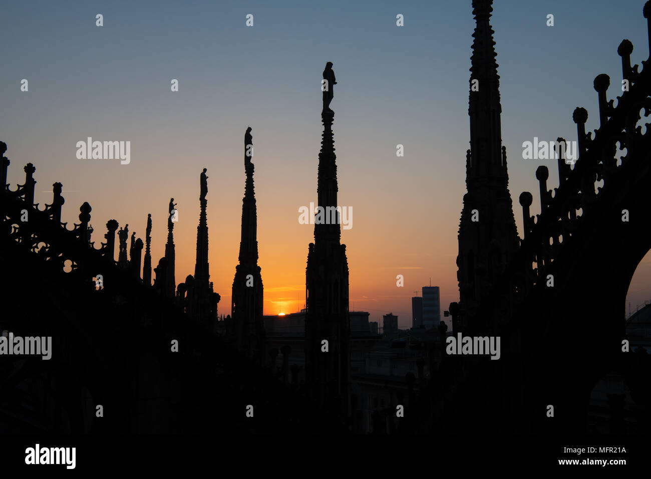 Mailand, Italien - 25 April 2018: Die Sonne hinter die Türme des Doms, der Duomo di Milano. Stockfoto