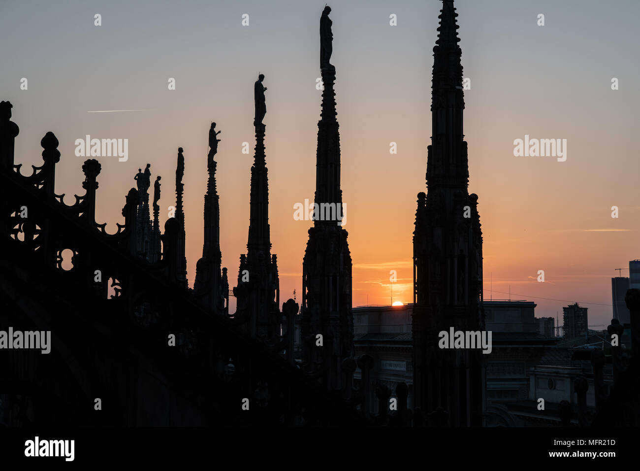 Mailand, Italien - 25 April 2018: Die Sonne hinter die Türme des Doms, der Duomo di Milano. Stockfoto