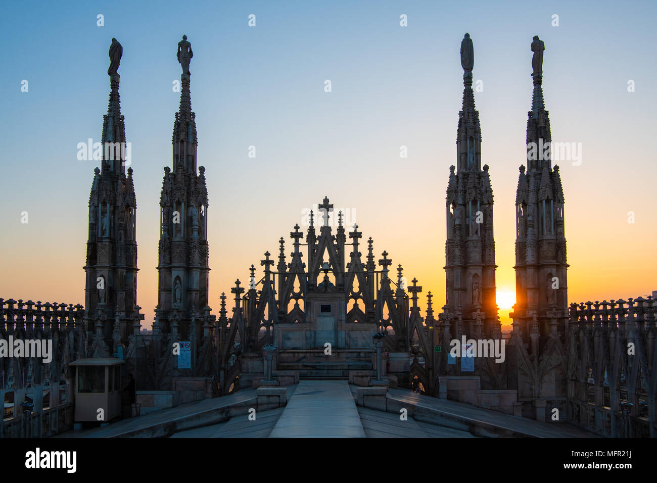 Mailand, Italien - 25 April 2018: Die Sonne hinter die Türme des Doms, der Duomo di Milano. Stockfoto