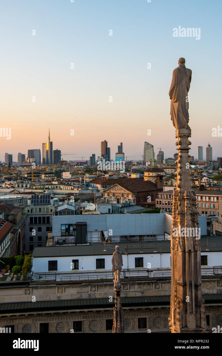 Mailand, Italien - 25 April 2018: Blick auf die Skyline der Stadt vom Dom mit Blick auf die Statue zu sehen Stockfoto