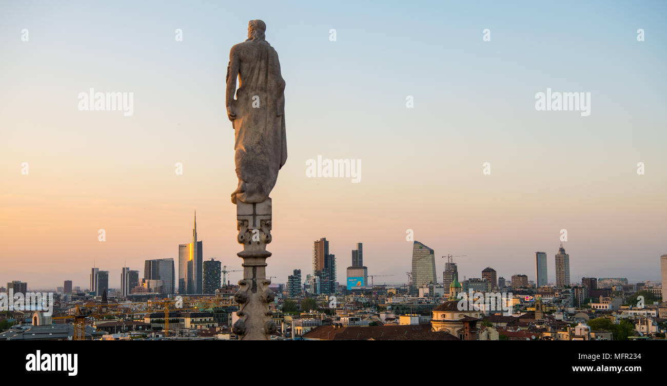 Mailand, Italien - 25 April 2018: Panoramablick auf die Skyline der Stadt vom Dom mit Blick auf die Statue zu sehen. Stockfoto