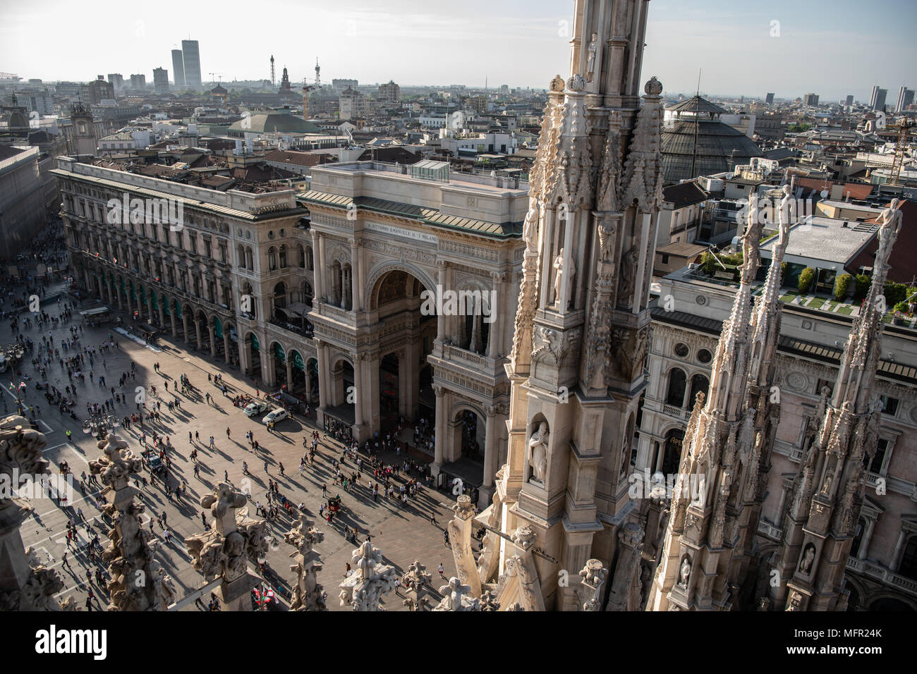 Mailand, Italien - 25 April 2018: Silhouette Menschen gehen vor der Galleria Vittorio Emanuele II an der Piazza Duomo bei Sonnenuntergang vom Duomo Terrassen gesehen Stockfoto