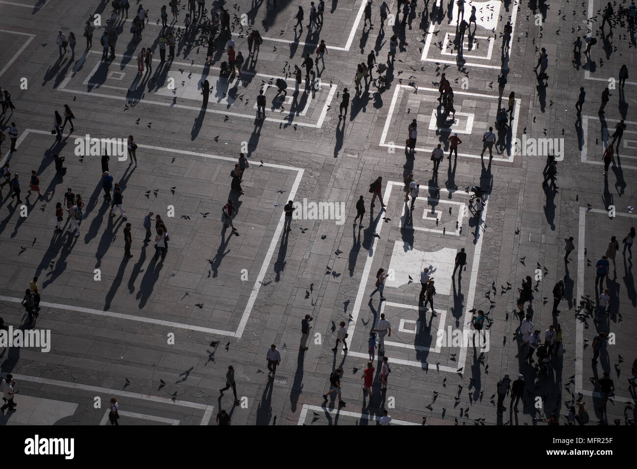 Mailand, Italien - 25 April 2018: Silhouette Menschen in Piazza Duomo Spaziergang bei Sonnenuntergang von den Terrassen auf den Dom gesehen. Stockfoto