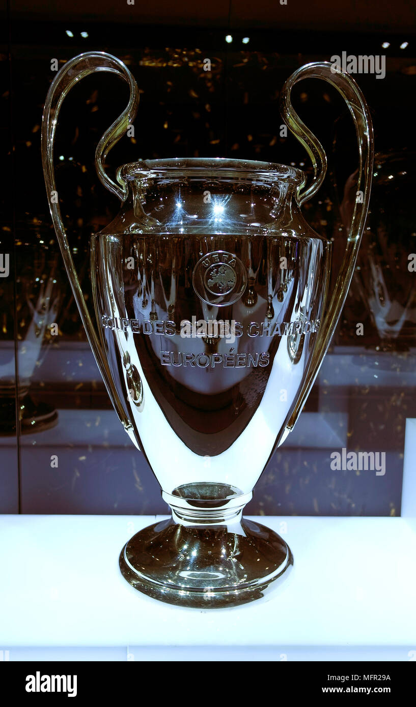 NOVEMBER 2017 - MADRID: UEFA Champions League Trophy: Trophäen im Santiago Bernabeu Stadion von der spanischen Fußballvereins Real Madrid. Stockfoto