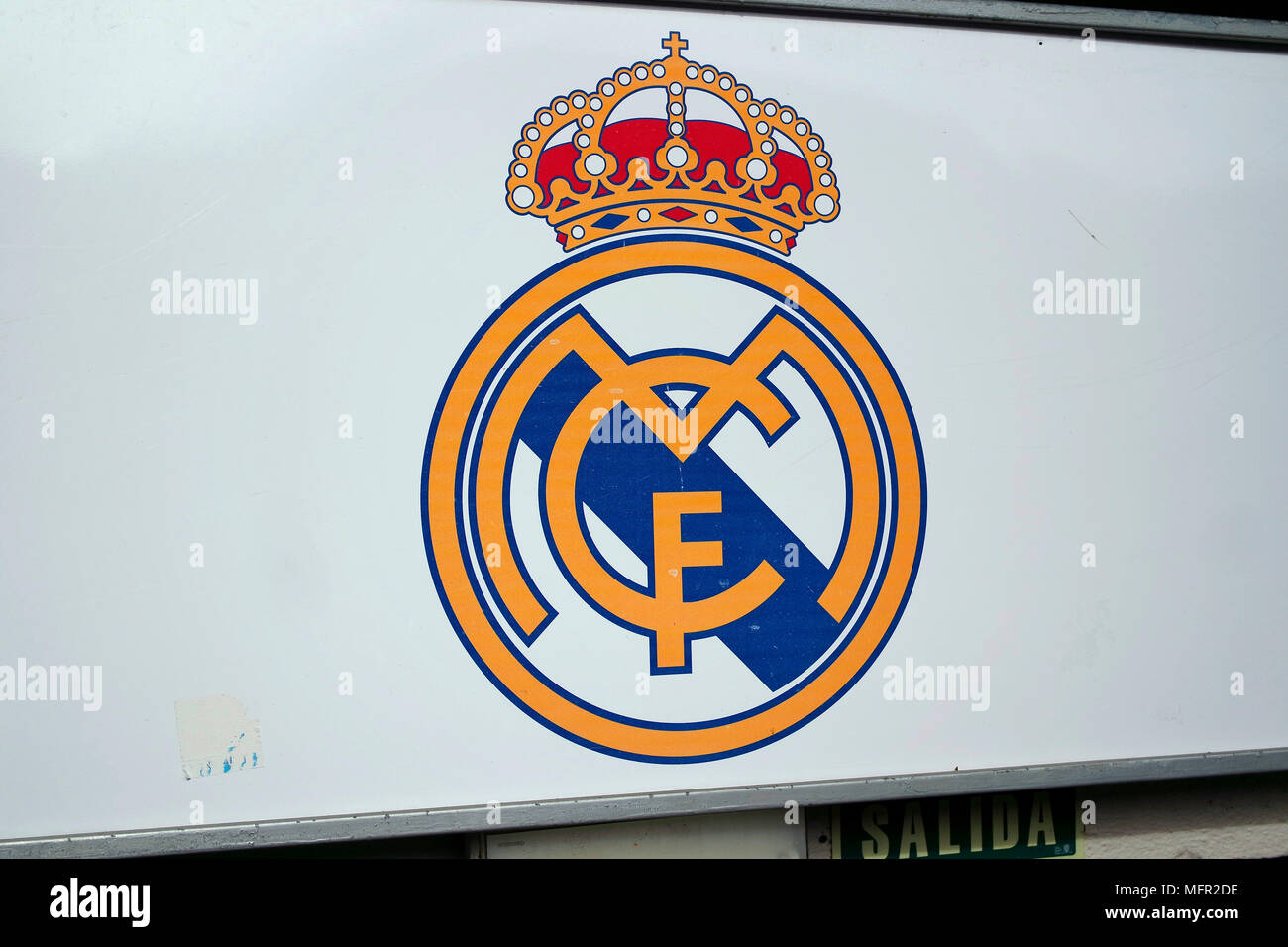 NOVEMBER 2017 - MADRID: das Logo von "Real Madrid im Santiago Bernabeu Stadion von den spanischen Fußball-Club. Stockfoto