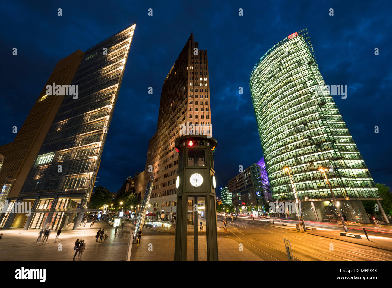 Berlin. Deutschland. Potsdamer Platz bei Nacht Wolkenkratzer und der Nachbau historische Ampel Tower/Clock, entworfen von Jean Krämer, und Stockfoto