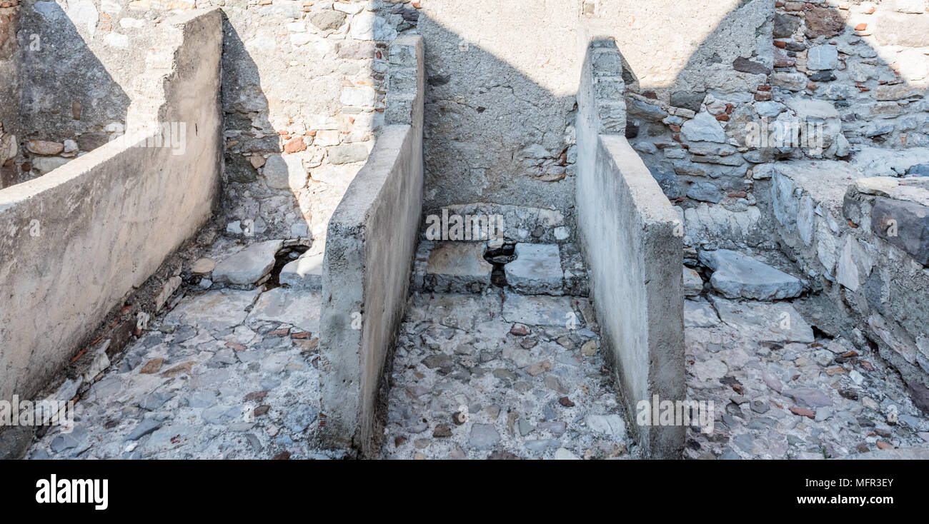 Mittelalterliche Toilette in einer alten Burg Stockfotografie - Alamy