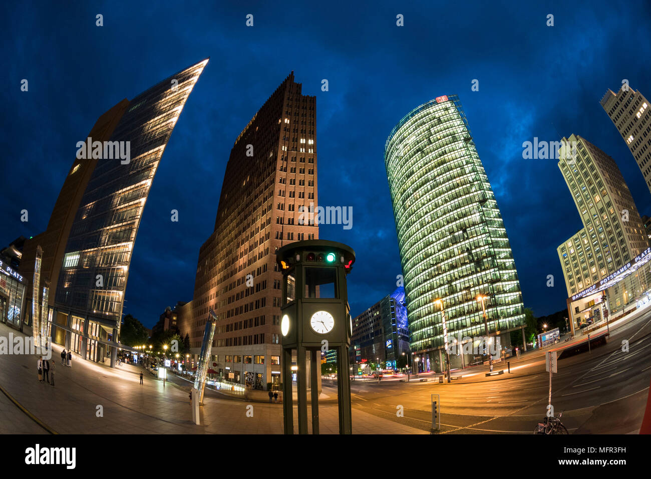 Berlin. Deutschland. Potsdamer Platz, Fisheye Nacht Blick auf die Wolkenkratzer und der Nachbau historische Ampel Tower/Clock, entworfen von Jean Krämer, ein Stockfoto