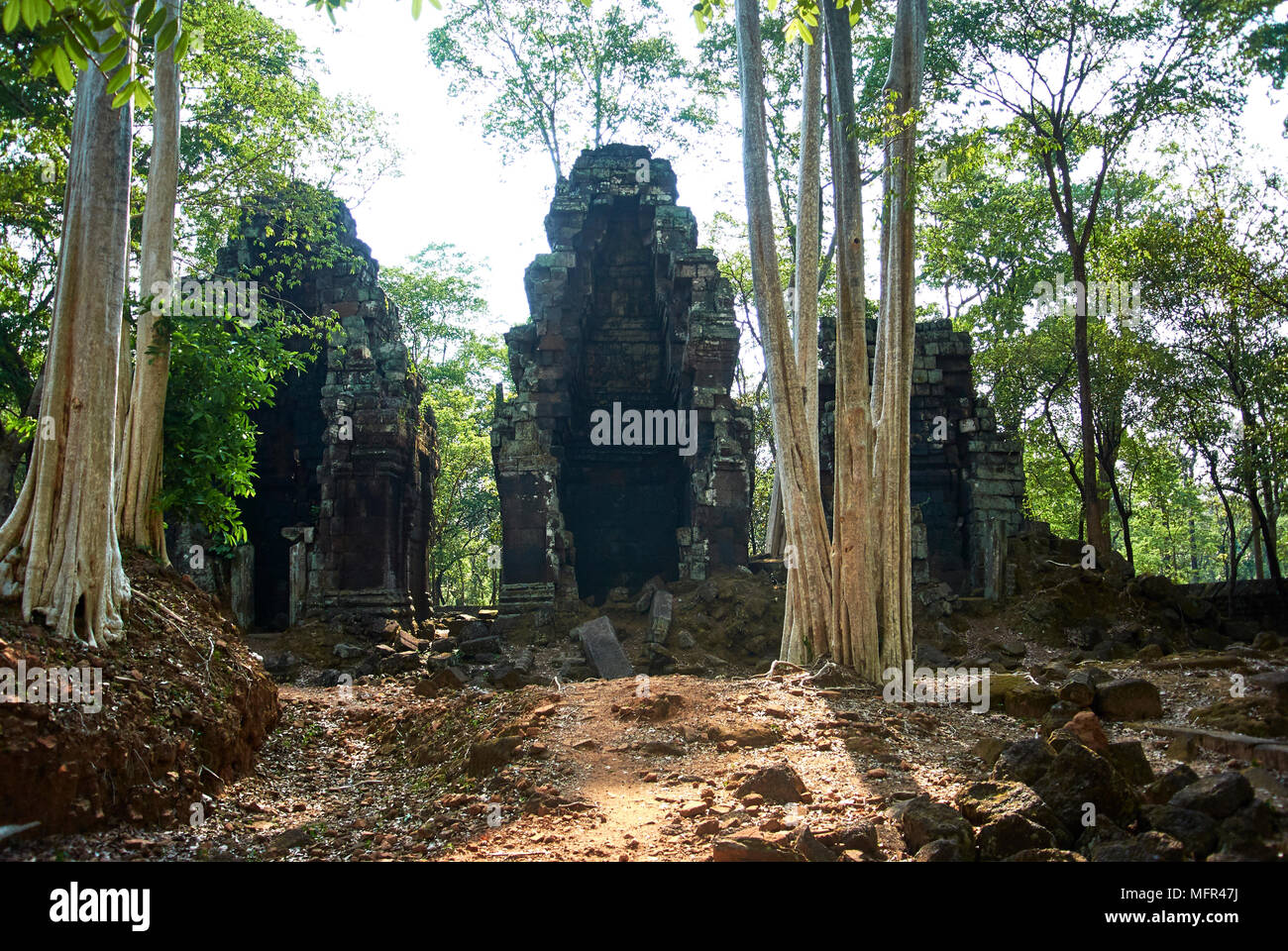 Prasat Chrap hat zwei konzentrische Gehäuse. In der Mitte, drei große Laterit Türme stehen in einer Reihe, alle von ihnen Ihre vorderen Wände verloren. Es gibt tw Stockfoto