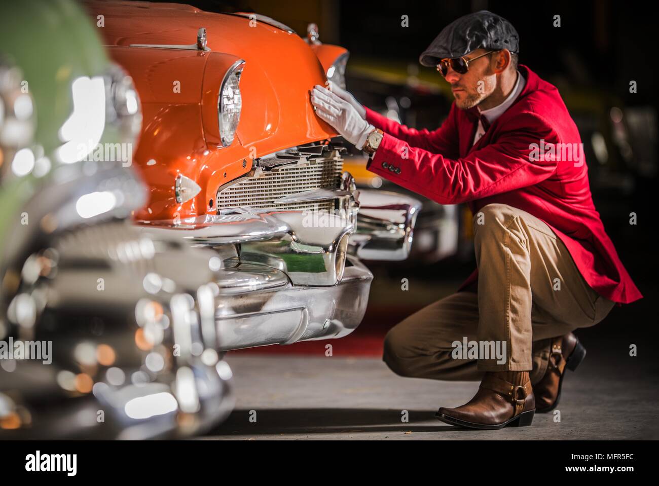 Die Männer, die in der Nähe des Fahrzeugs. American Classic Auto Bewertung. Stockfoto