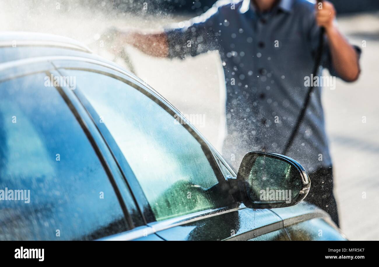 Kaukasische Männer Reinigung Fahrzeug auf dem Washington closeup Foto. Automotive Thema. Stockfoto