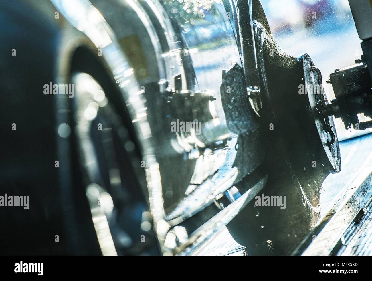 Automatische Autowäsche Räder Reinigungsbürste in Aktion. Fahrzeug Reiniger. Stockfoto