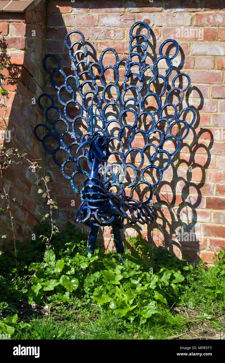 Metall Skulptur Angezeigt Draussen In Den Garten Der Natur In Der