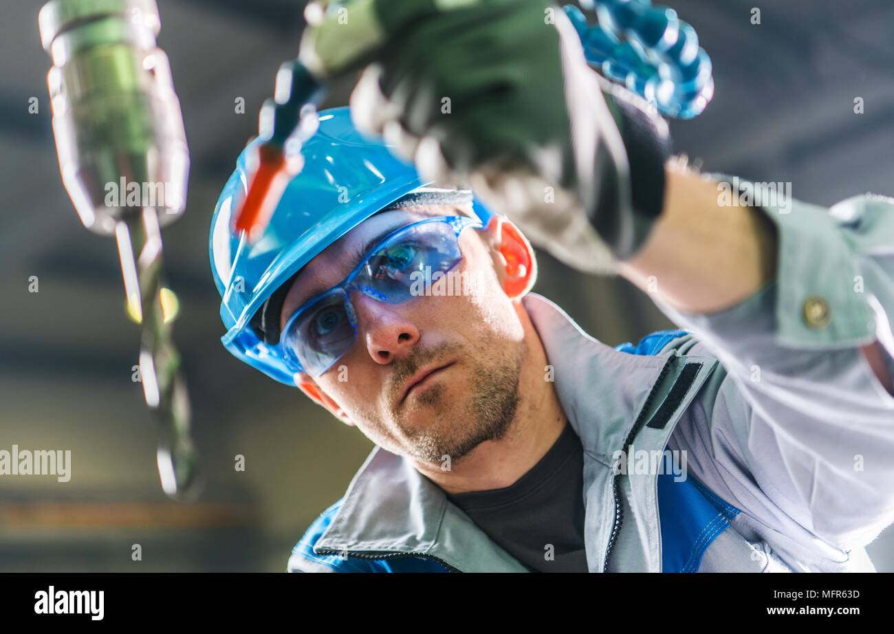 Bohren Techniker bei der Arbeit. Metallverarbeitung Thema. Große Schwere Bohrer Closeup Stockfoto