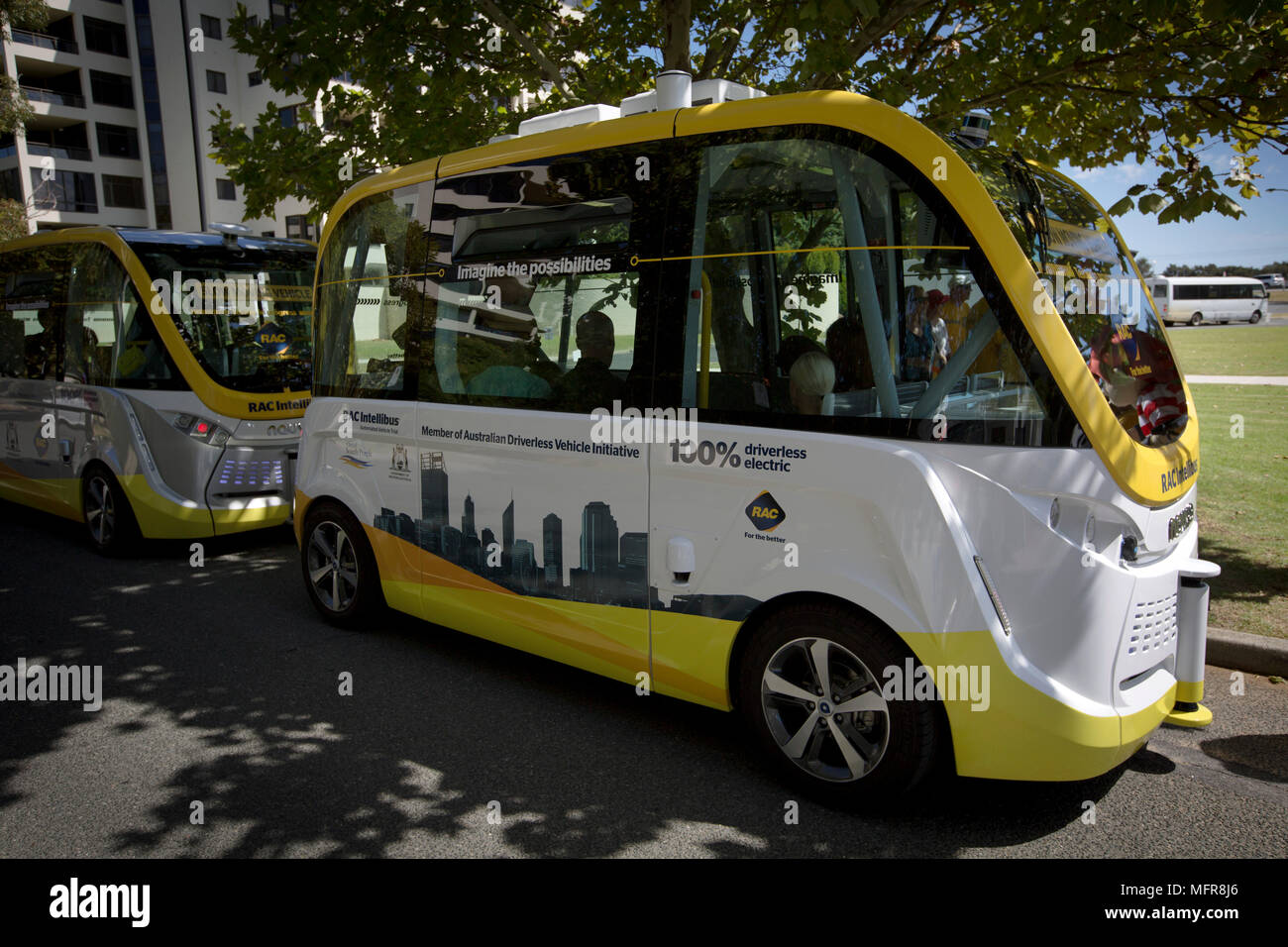 Zwei fahrerlose Intellibus Busse zurzeit eine Probefahrt auf den Straßen von Perth, Western Australia. Stockfoto