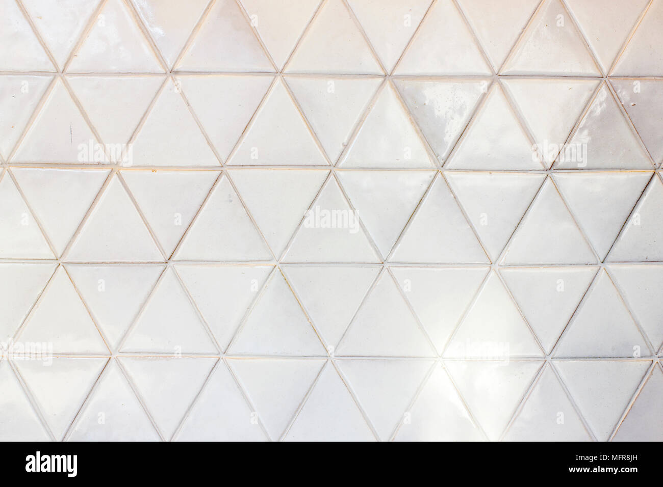 Dreieck geformt keramische Fliesen wand Textur Hintergrund Stockfoto
