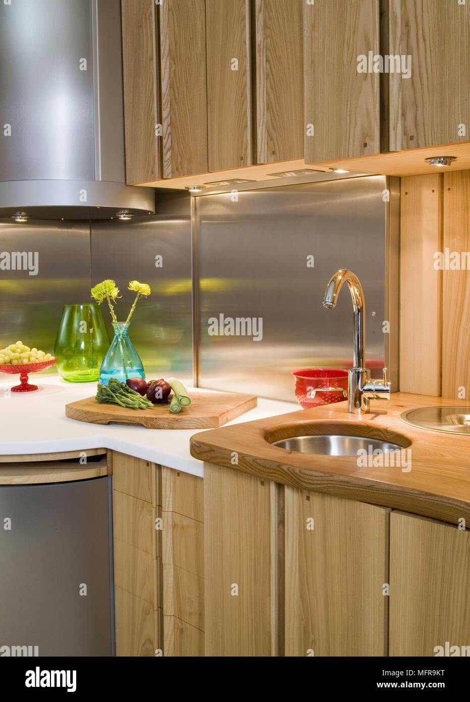 Ecke Der Modernen Kuche Mit Spule Und Holz Einheiten Gesetzt Stockfotografie Alamy