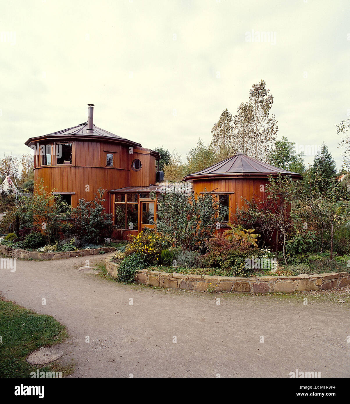 Äußere moderne Holz Landhaus runden Gebäude konischen Dächern Außenbereich Häuser Stockfoto