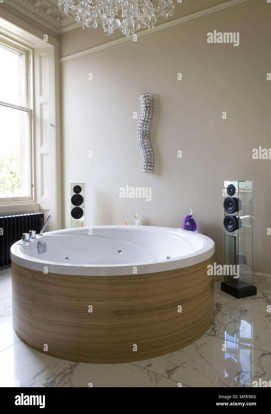 Hi-fi-Lautsprecher neben zeitgenössischen runde Badewanne im Bad  Stockfotografie - Alamy