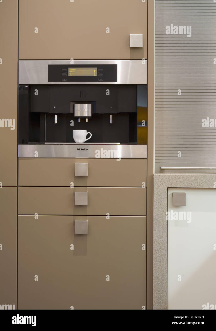 Integrierte Kaffeemaschine in der modernen Küche Einheiten Stockfotografie  - Alamy