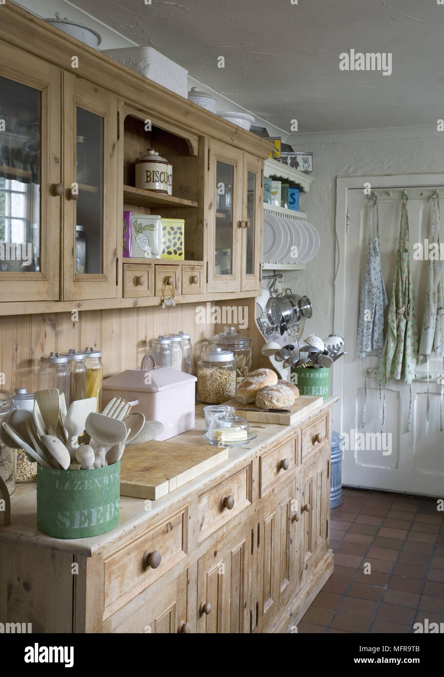 Küchenutensilien auf Küche im Landhausstil Kommode Stockfotografie - Alamy