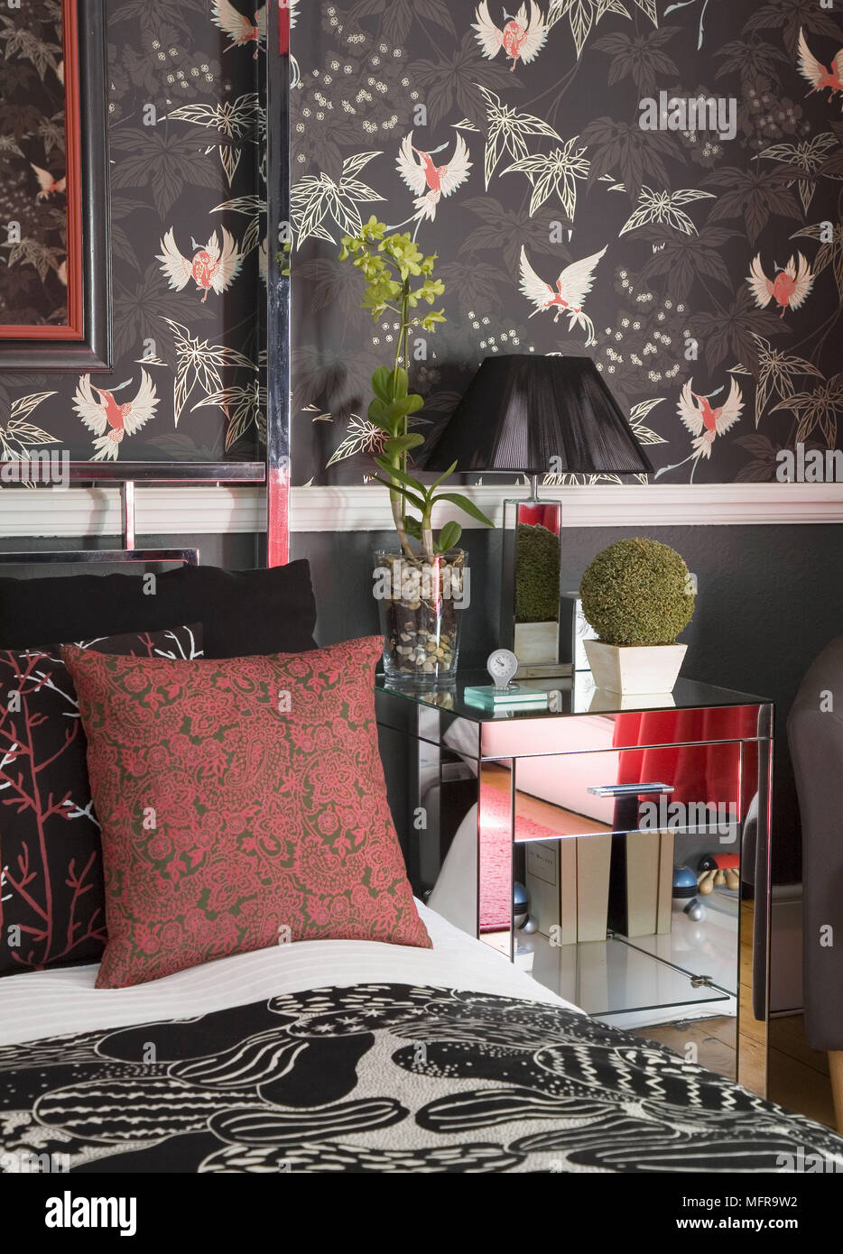 Auf gespiegelten Nachttisch neben Metall Doppelbett in Rot und Schwarz  Schlafzimmer Lampe mit chinesischen Stil Tapete Stockfotografie - Alamy
