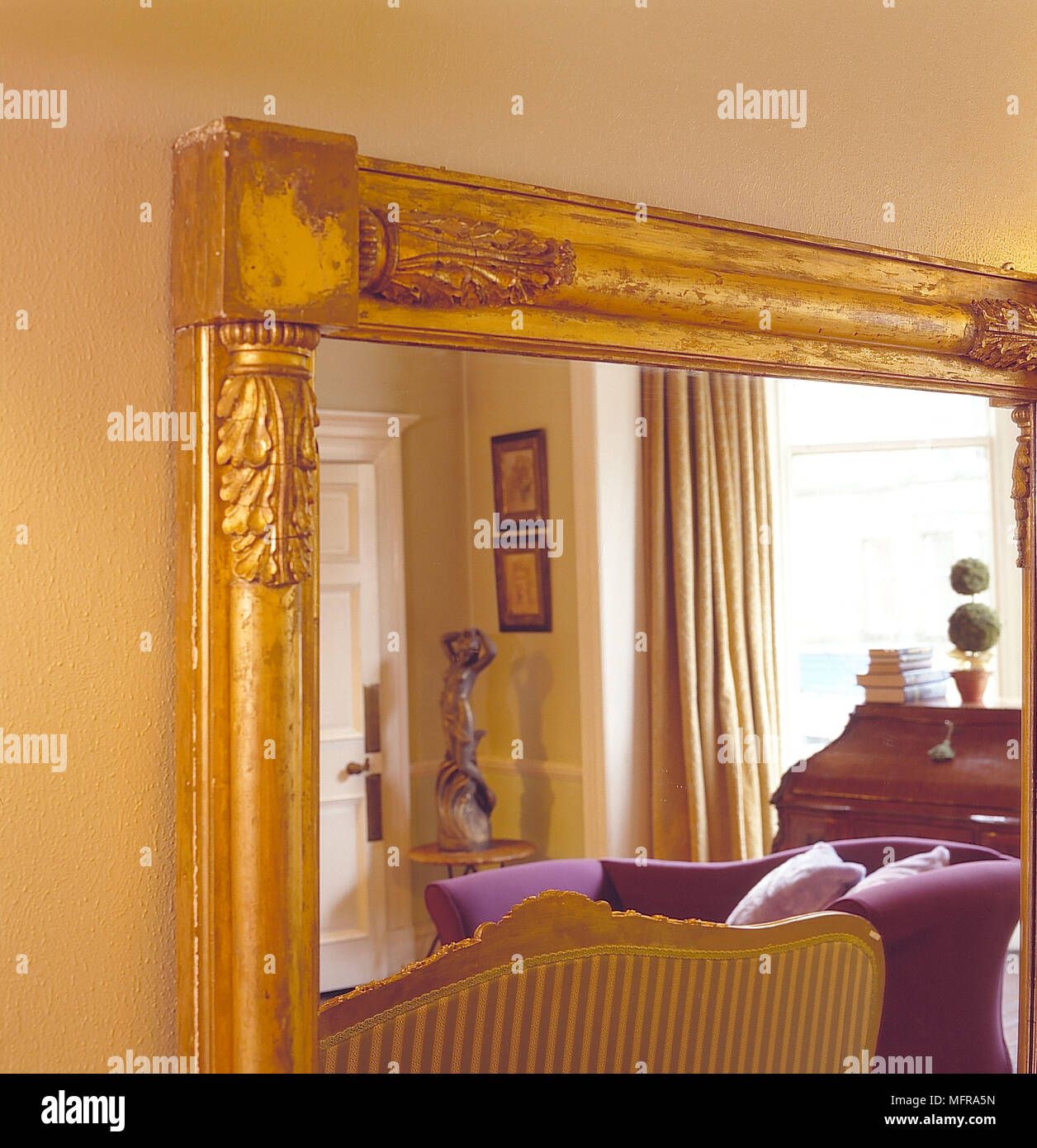 Wohnzimmer detail Wände gelb gold Spiegelbild statue Präsidium Fenster Vorhänge Innenräume Zimmer lila couch Zeitraum tradiitonal Stockfoto