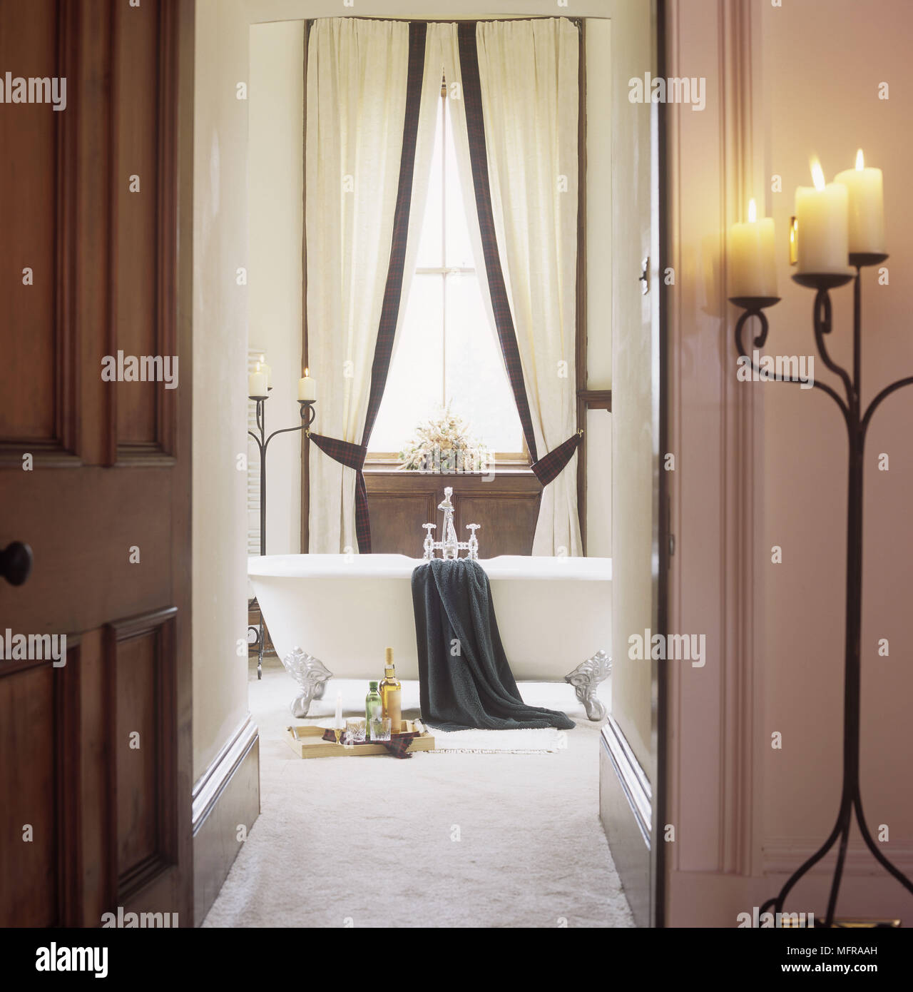 Blick durch die offene Tür zum Stil der Zeit freistehende Badewanne Stockfoto