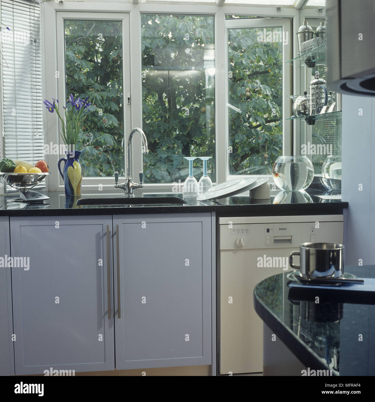 Ein Detail einer modernen Küche mit lila und schwarze Flächen und Schränken. Stockfoto