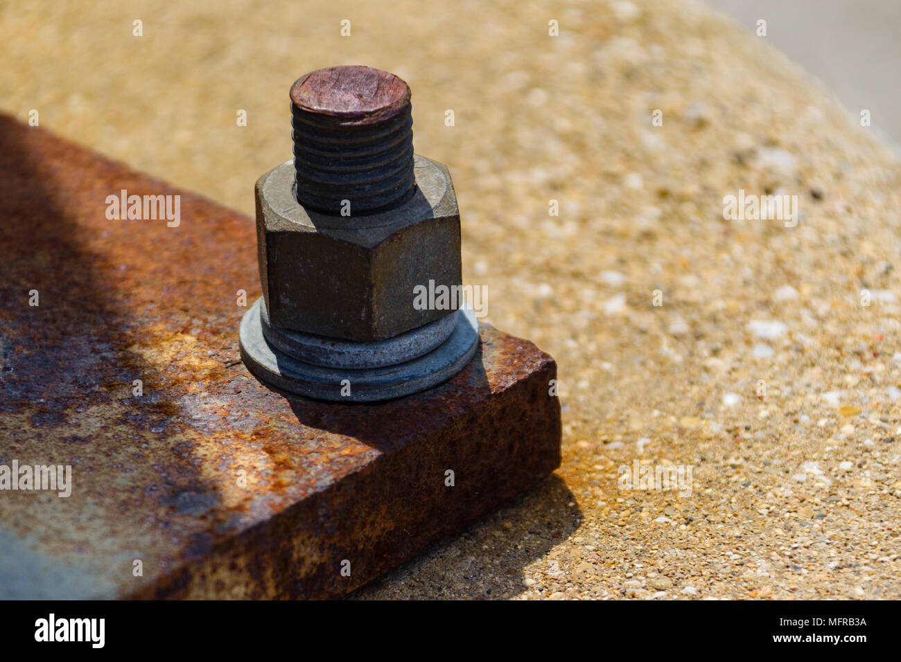 Einige Zement, Rost und eine wirklich große Schraube Stockfoto