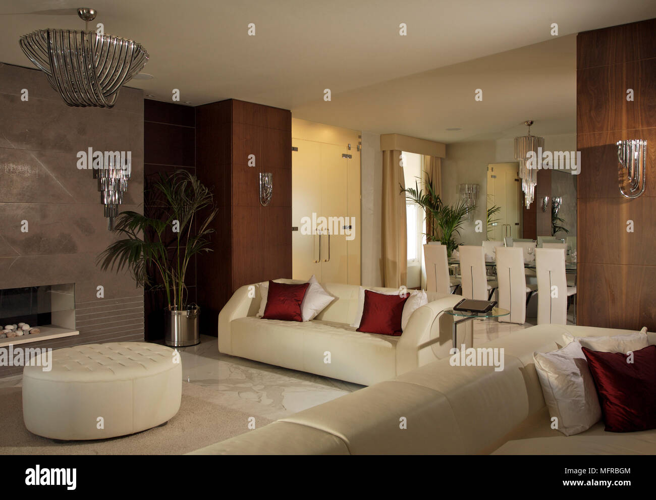 Wohnzimmer Mit Marmorboden Und Osmanischen Vor Kamin Stockfotografie Alamy