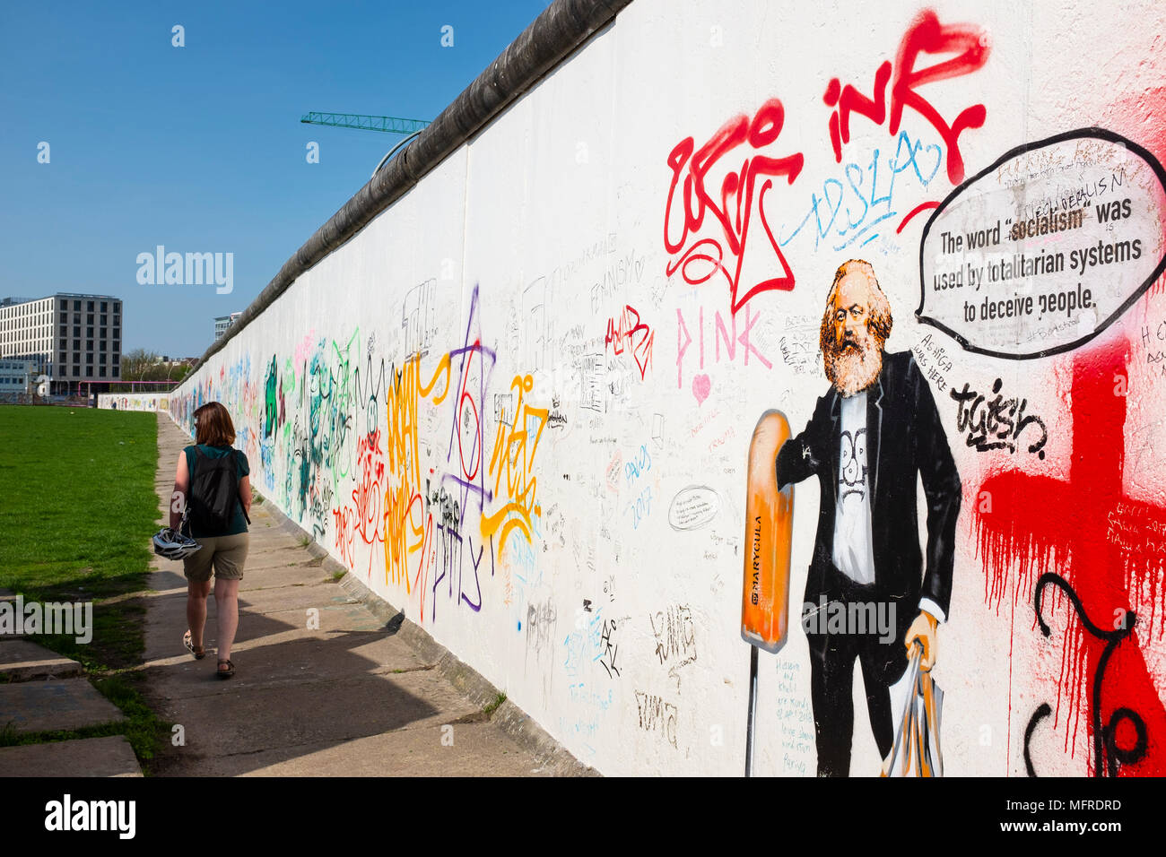 Blick auf den ursprünglichen Abschnitt der Berliner Mauer mit Graffiti an der East Side Gallery in Friedrichshain, Berlin, Deutschland Stockfoto