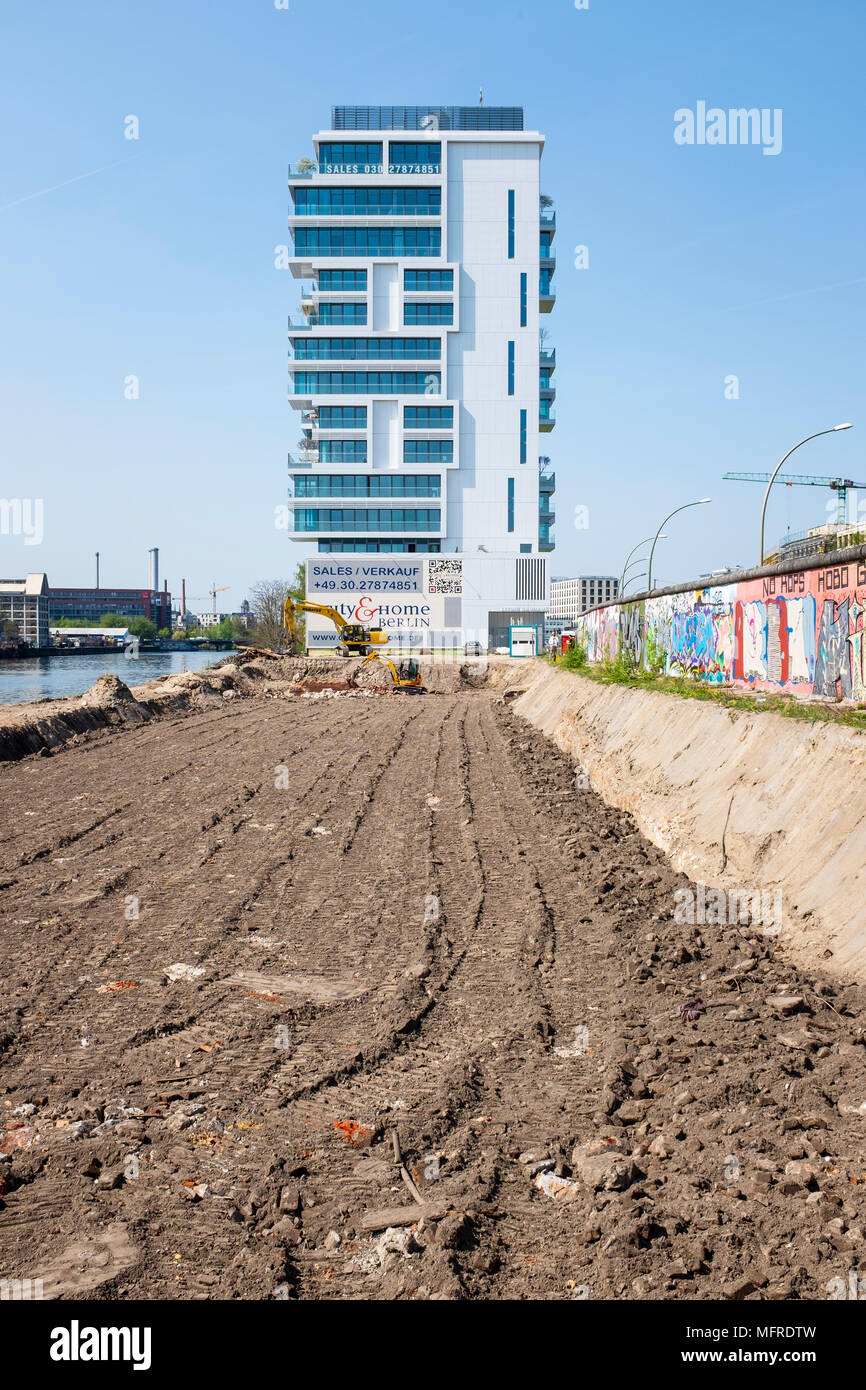 Blick auf den ursprünglichen Abschnitt der Berliner Mauer und umstrittene neue Baustelle von Apartment Gebäude neben Spree an der East Side Gallery an der Fried Stockfoto