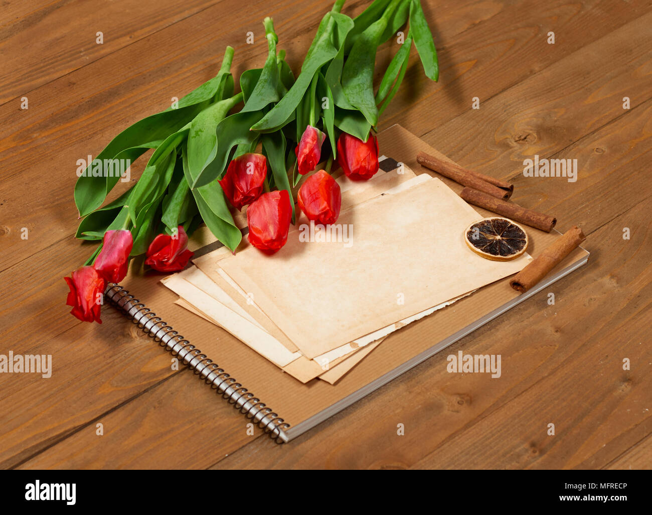 Tulpen sind auf Holzbretter, alte Blätter Papier für Text, Gruß Konzept im Retro-Stil Stockfoto