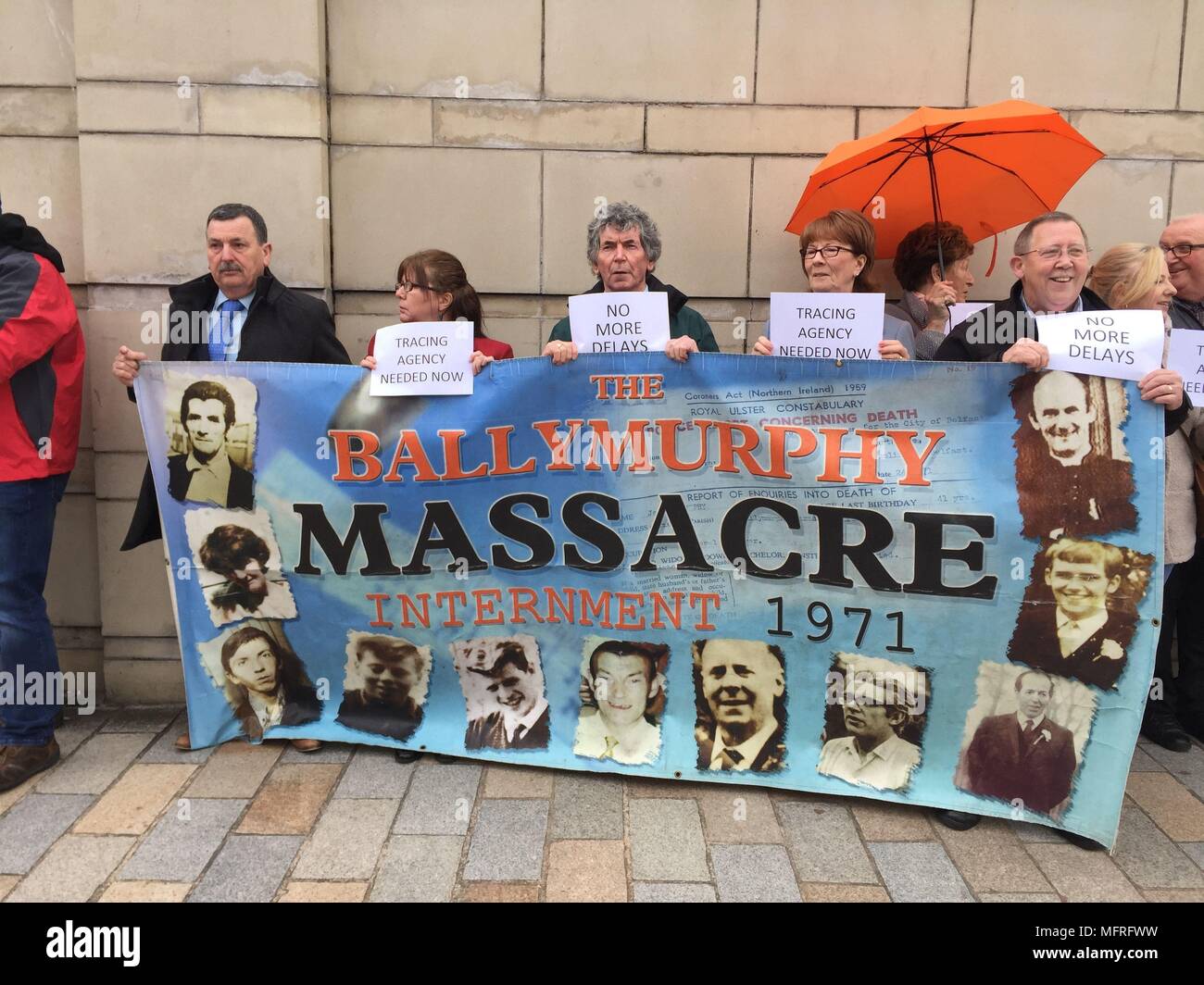 Die Familien derer, die in der 1971 Ballymurphy Massaker Protest außerhalb Belfast&Otilde getötet; s Royal Courts of Justice vor einer ersten Anhörung. Stockfoto