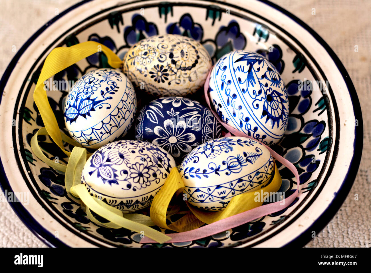 Traditionelle tschechische Blaue und Weiße Ostern Eier in blauer Schüssel.  Traditionelle handbemalte Blau Weiß abnd Tschechische Ostereier in einer  handbemalten Teller Stockfotografie - Alamy