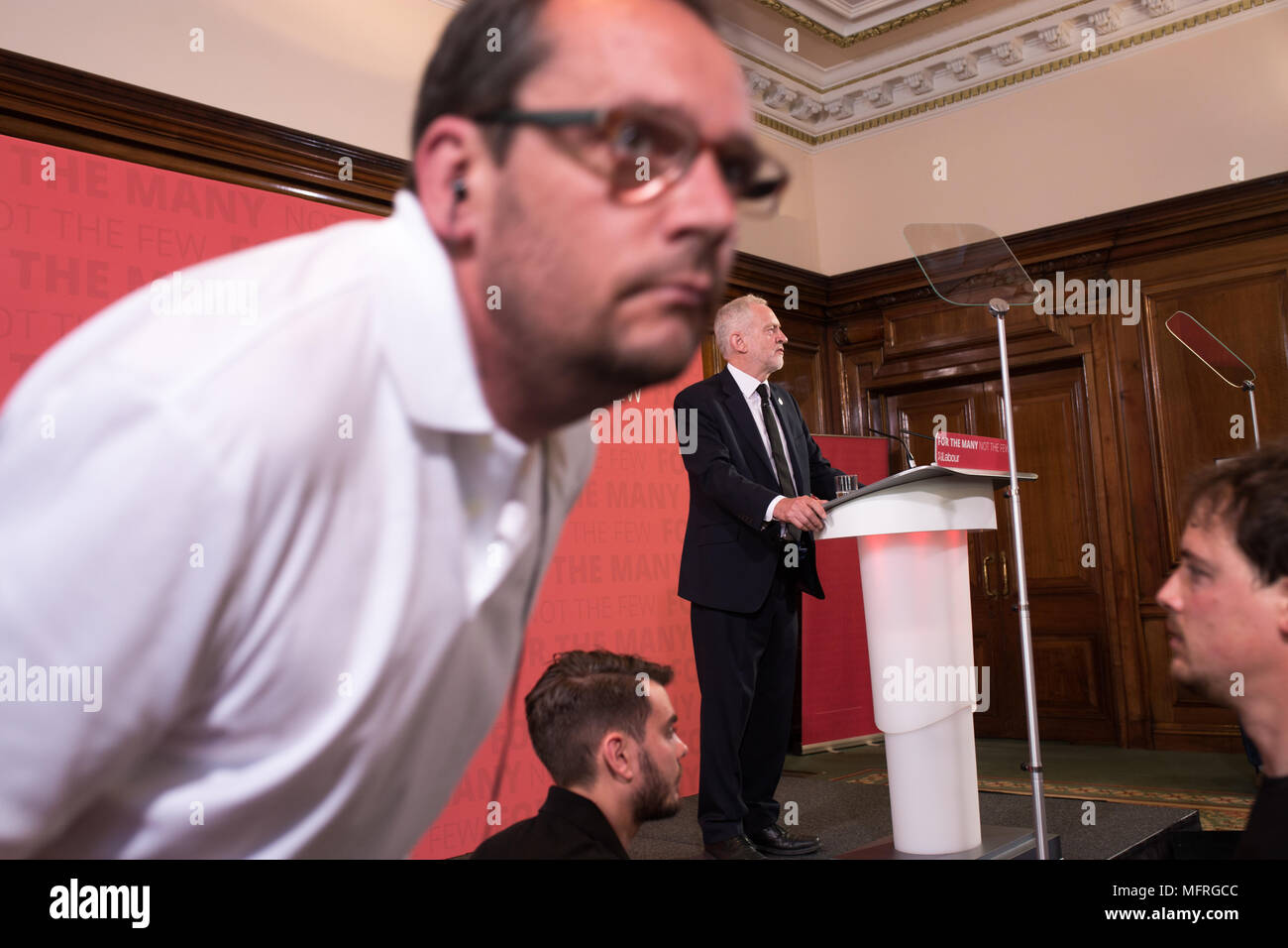 Jeremy Corbyn und Journalisten Stockfoto