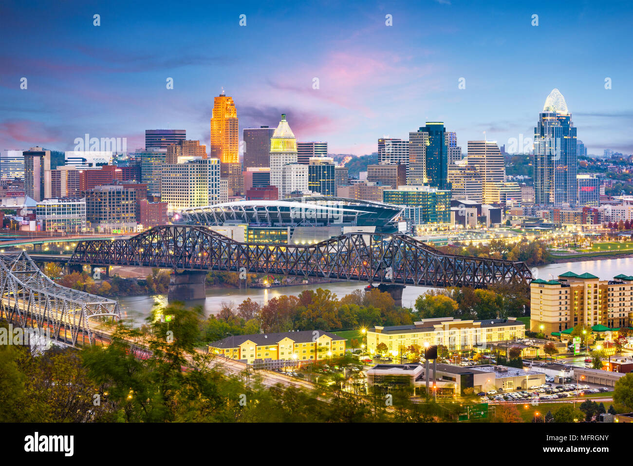 Cincinnati, Ohio, USA Skyline auf dem Fluss in der Dämmerung. Stockfoto