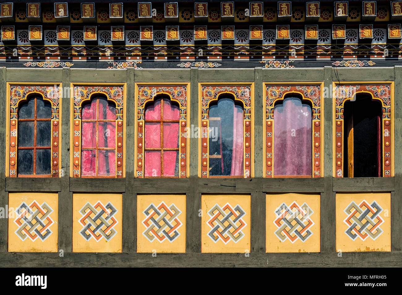 Malerei und Holz Fenster Tashi Cho Dzong, Thimpu, Bhutan - Tashi-Cho (oder) Tashichho Dzong ist die respektvolle Dzong in Thimphu Stockfoto