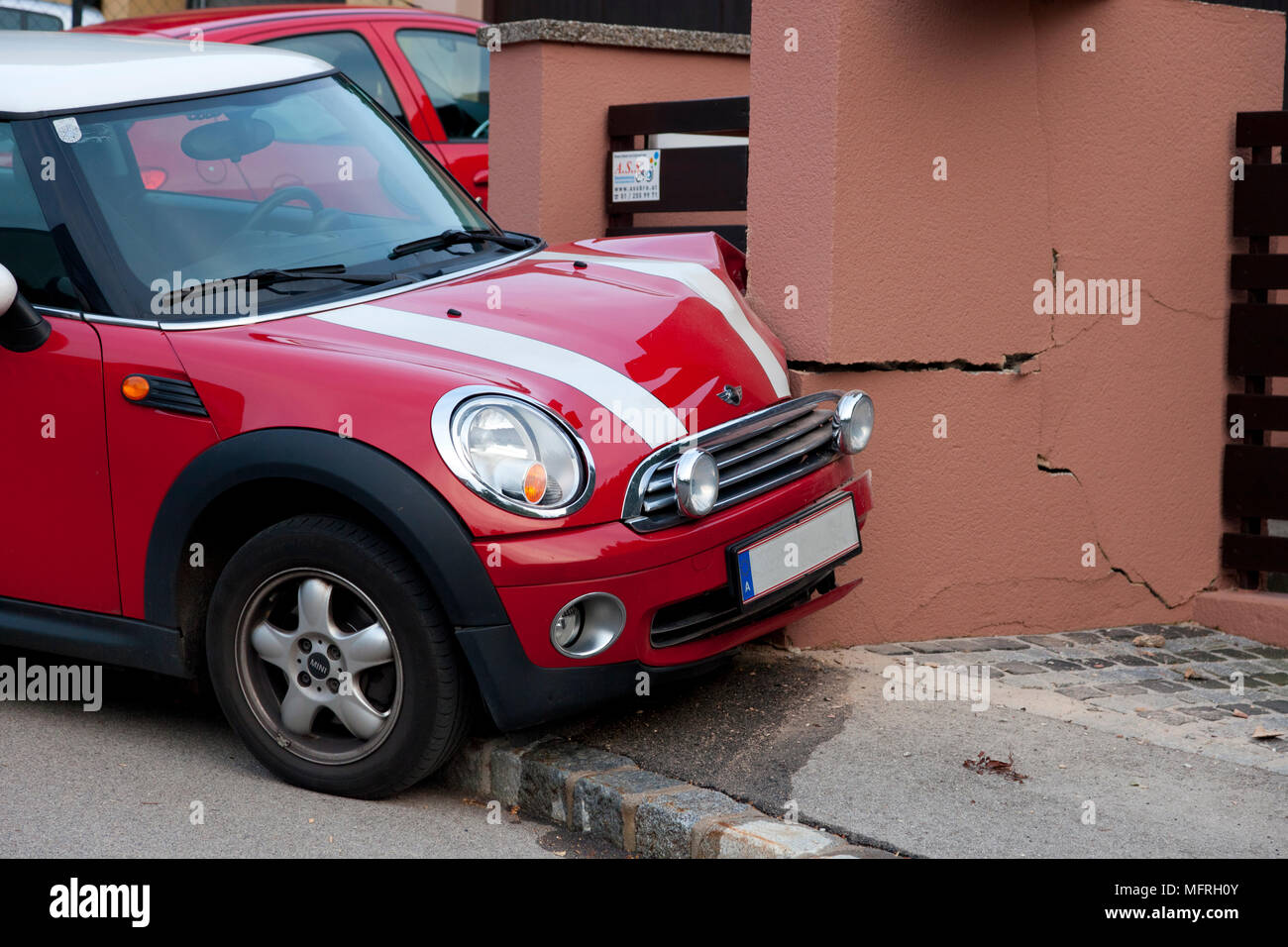 Auto mit Front end Auswirkungen nach Auftreffen auf eine Wand. Fahrzeug wurde Rollen hinunter einen Hügel wegen der Handbremse nicht richtig eingerastet. Österreich. Stockfoto
