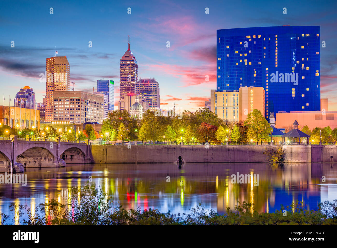 Indianapolis, Indiana, USA Skyline auf dem White River. Stockfoto