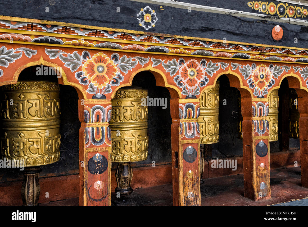 Reihe von Gebetsmühlen an Tashichho Dzong, Thimpu, Bhutan - die respektvolle Dzong in Thimphu Stockfoto