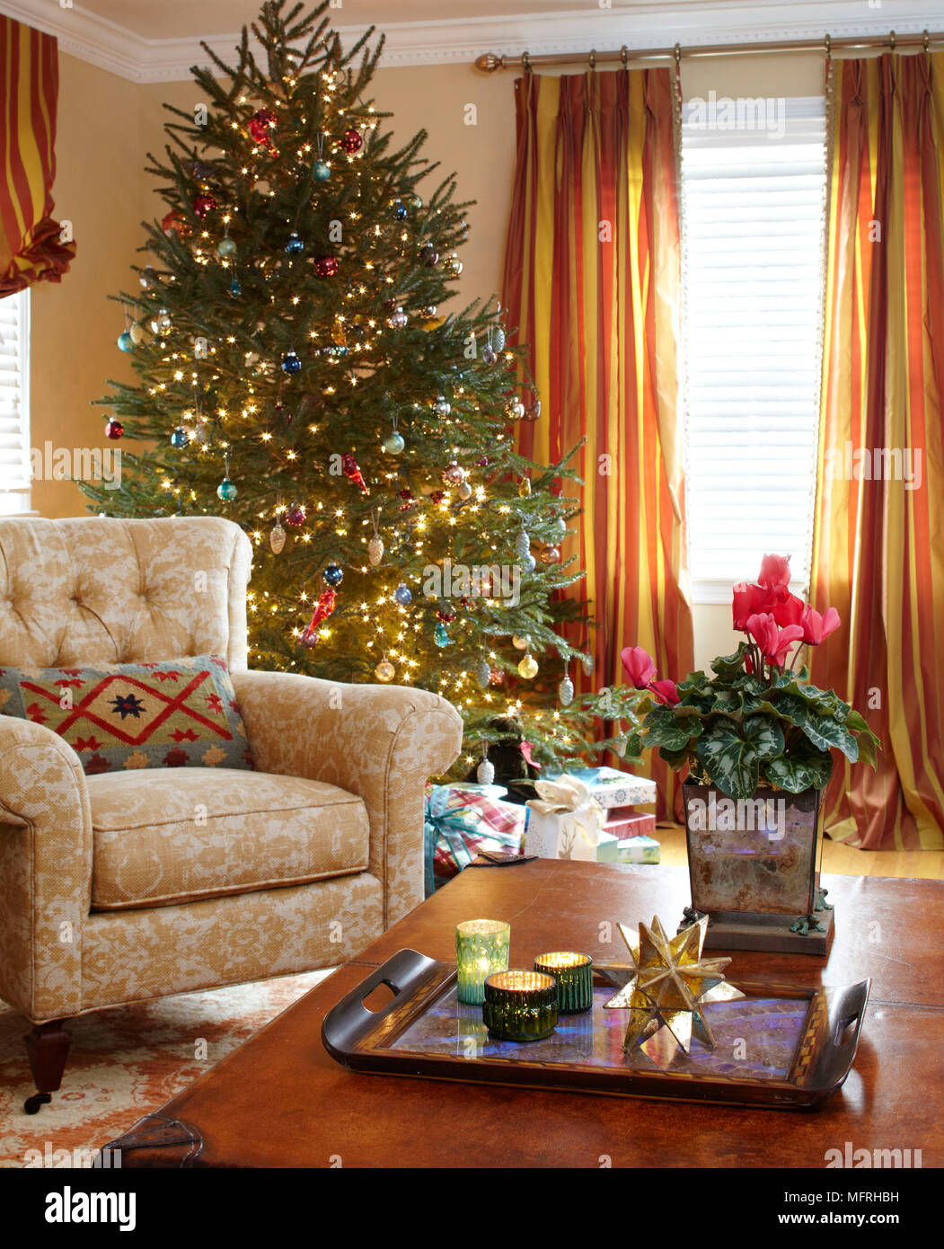 Geschmückten Weihnachtsbaum in der Ecke von Wohnzimmer, Fairfield, New Jersey, USA Stockfoto