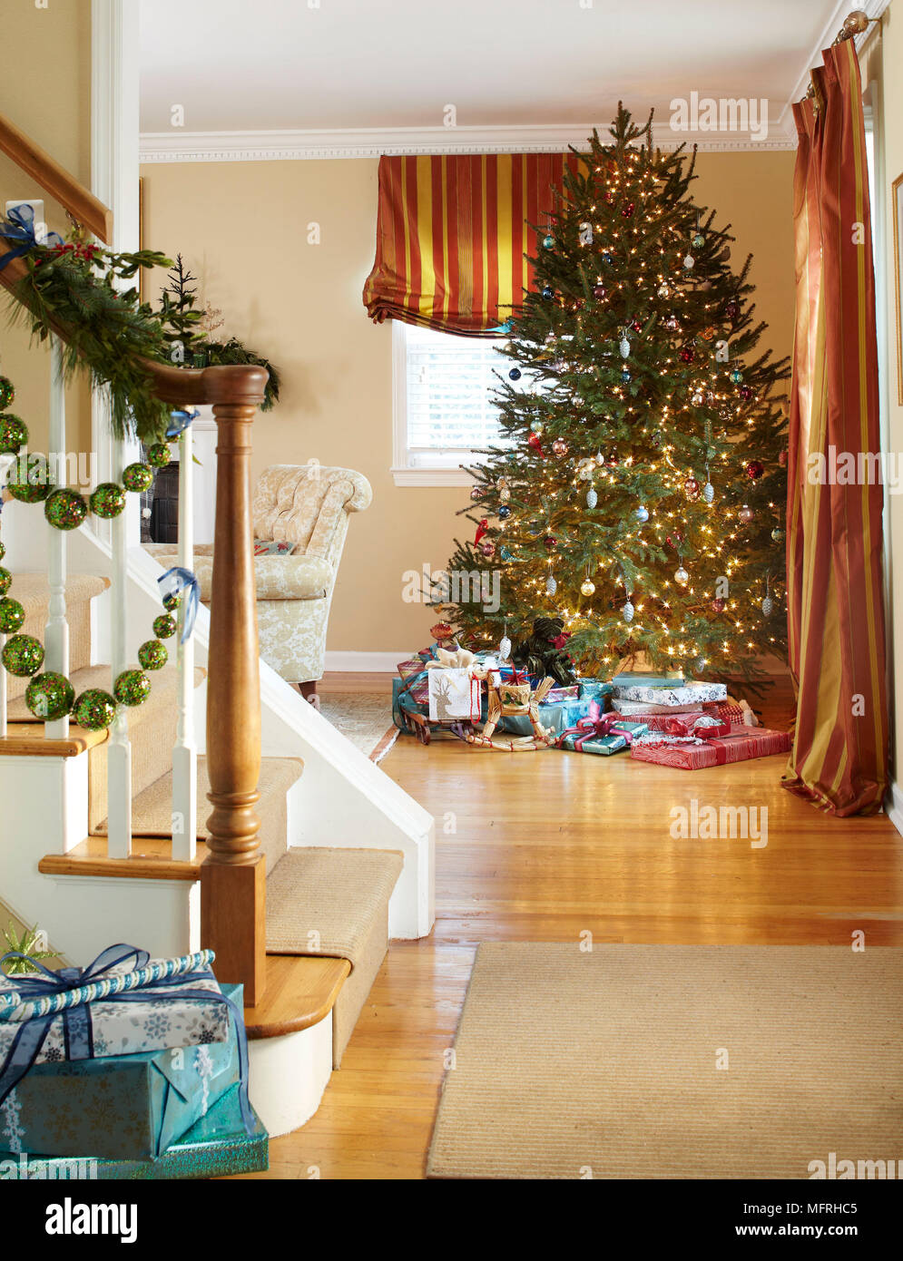 Den Weihnachtsbaum im Wohnzimmer schmücken